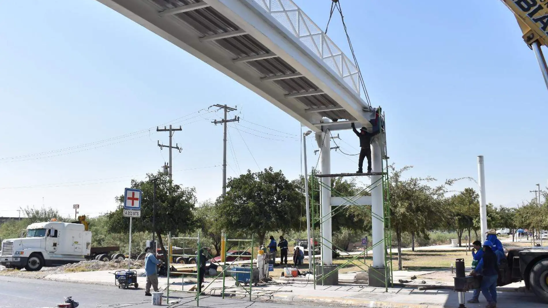 28 YA ERA HORA, COLOCAN PUENTE2